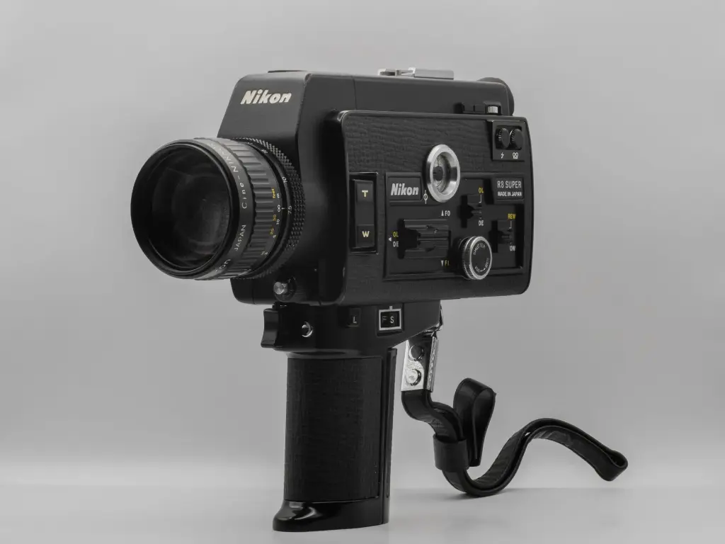 Nikon R8 SUPER Zoom + accessoires + mallette de transport